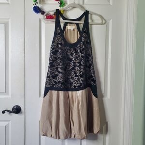 Bensoni Pullover Sleeveless Black Embroidery & Gold Dress Size 2 Floral Pockets